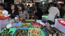 Berbagai hidangan untuk berbuka puasa mulai dari minuman, takjil sampai hidangan utama dijual dengan harga terjangkau di kawasan Pasar Takjil Benhil, Jakarta, Selasa, (1/7/14). (Liputan6.com/Johan Tallo)