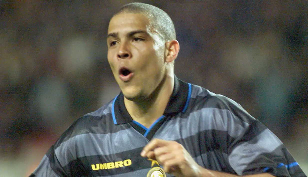 7. Ronaldo (Inter Milan), tak ada oranng yang meragukan kemampuan gocekan pria asal Brasil ini. Il Phenomenon merupakan salah satu pesepak bola terbaik yang pernah ada di dunia. (AFP/Eric Cabanis)