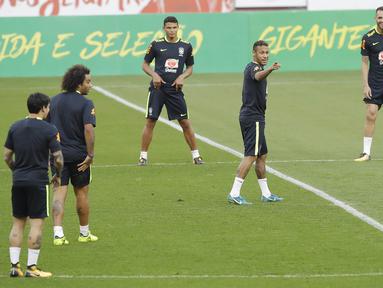 Striker Brasil, Neymar, mengikuti sesi latihan bersama timnas Brasil jelang laga kualifikasi piala dunia 2018 di Porto Alegre, Brasil, Selasa (29/8/2017). Brasil akan berhadapan dengan Ekuador. (AP/Andre Penner)