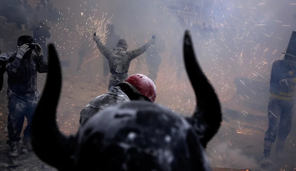 Suasana perang petasan selama festival Els Enfarinats di kota Ibi dekat Alicante, Spanyol (28/12). Selama sekitar 200 tahun penduduk Ibi setiap tahun merayakan dengan pertempuran menggunakan tepung, telur, dan petasan. (AP Photo/Alberto Saiz)