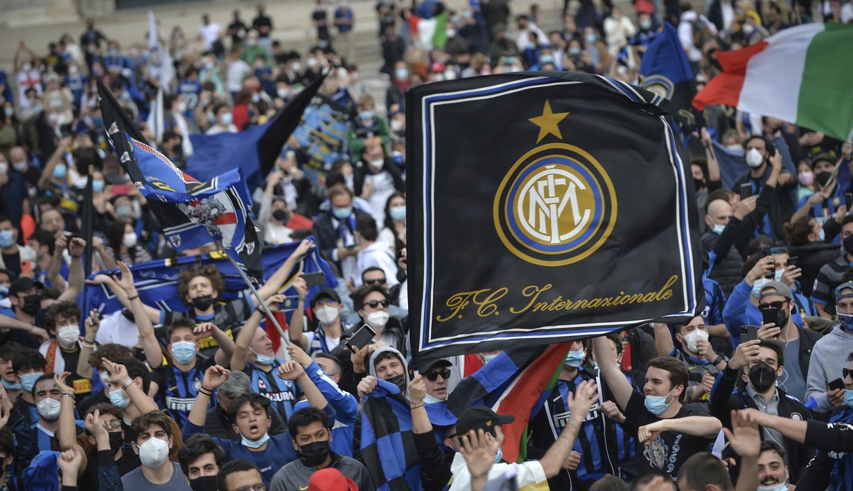 Para pendukung dan fans Inter Milan memadati kawasan Piazza Duomo, Milan, Minggu (2/5/2021) merayakan kepastian Inter Milan merebut gelar juara Scudetto Liga Italia 2020/2021. (LaPresse via AP/Claudio Furlan)
