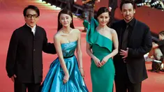 Jackie Chan (kiri) berpose bersama aktor John Cusack (kanan) di Festival Film Internasional Shanghai, Cina, Sabtu (14/6/14). (AFP PHOTO)
