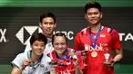 Pasangan Indonesia Praveen Jordan/Melati Daeva Oktavianti dan pasangan Thailand Dechapol Puavaranukroh/Sapsiree Taerattanachai memamerkan medali usai laga final ganda campuran All England 2020 di Birmingham, Inggris, Minggu (15/3/2020). Indonesia menang 21-15, 17-21, 21-8. (AP Photo/Rui Vieira)