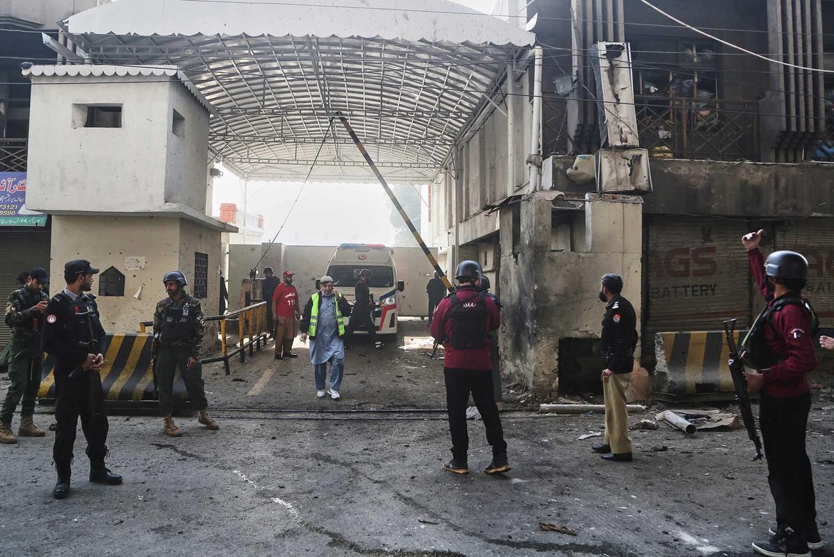 FOTO: Serangan Bom Bunuh Diri Hantam Markas Paramiliter di Peshawar