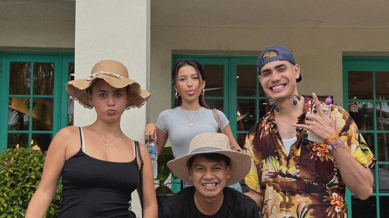 Aisar Khaled Foto Bareng Jennifer Coppen, Fans Fuji Ngamuk Sampai Disuruh Pulang ke Malaysia