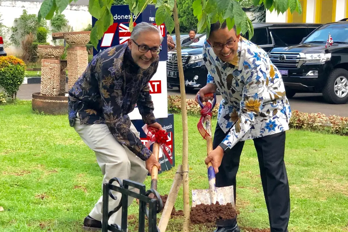 Gubernur Jakarta Anies Baswedan (kanan) dan Duta Besar Inggris Moazzam Malik menanam pohon untuk menandai 70 tahun hubungan diplomatik antara Inggris dan Indonesia di Museum Perumusan Naskah Proklamasi (Ratu Annisaa Suryasumirat / Liputan6.com)