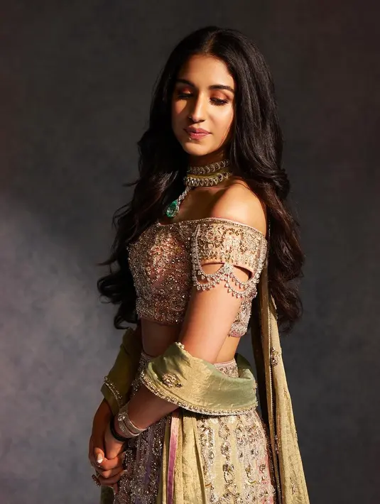 Ia memadukannya dengan dupatta sutra berhias hijau, kalung berlian yang menampilkan liontin zamrud, gelang, anting-anting mungil, rambut terurai di tengah, eyeliner bersayap, dan glamor yang minimalis. [@rheakapoor].