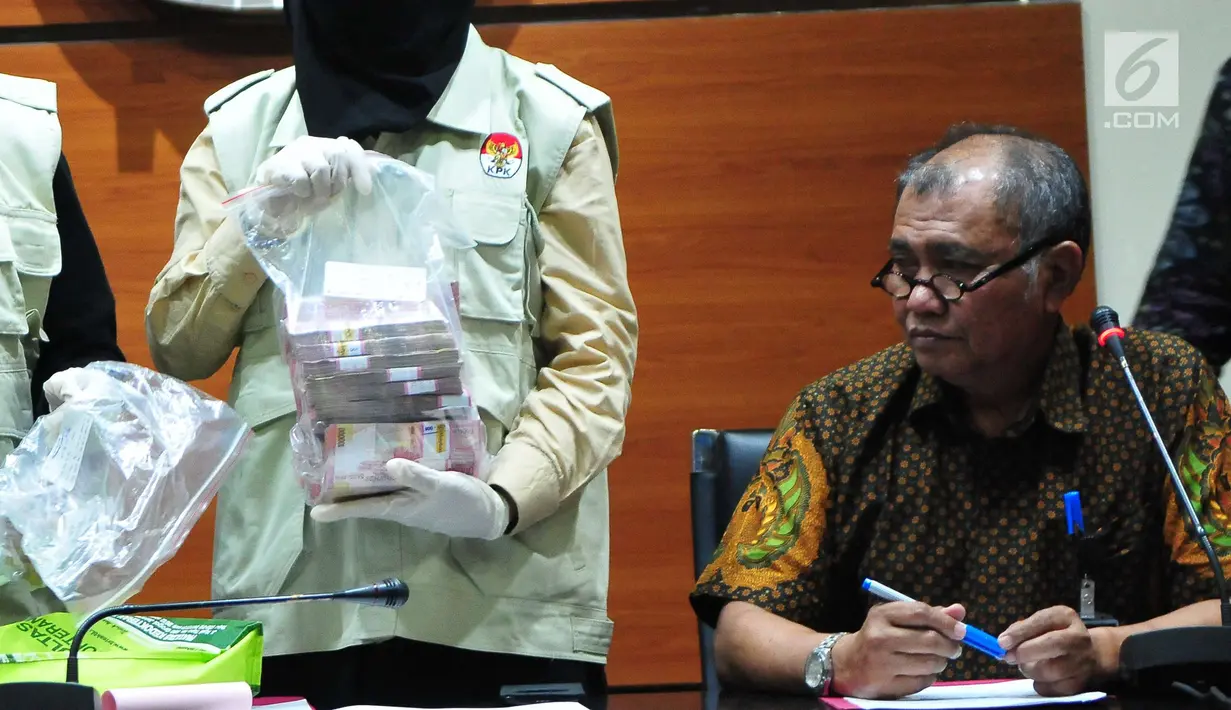 Petugas KPK menunjukan barang bukti uang tersangka Wali Kota Tegal Siti Masitha terkait dugaan suap pengelolaan dana jasa kesehatan di RSUD Kardinah dan pengadaan barang jasa di Gedung KPK, Jakarta, Kamis (30/8). (Liputan6.com/Helmi Afandi)