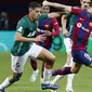 Pemain Barcelona, Robert Lewandowski, berusaha melewati pemain Alaves pada laga pekan ke-13 La Liga 2023/2024 di Estadi Olímpic Lluís Companys, Minggu (12/11/2023). Dengan kemenangan ini, Barcelona mengemas 30 angka dari 13 laga dan berada di peringkat ketiga klasemen sementara. (AP Photo/Joan Monfort)