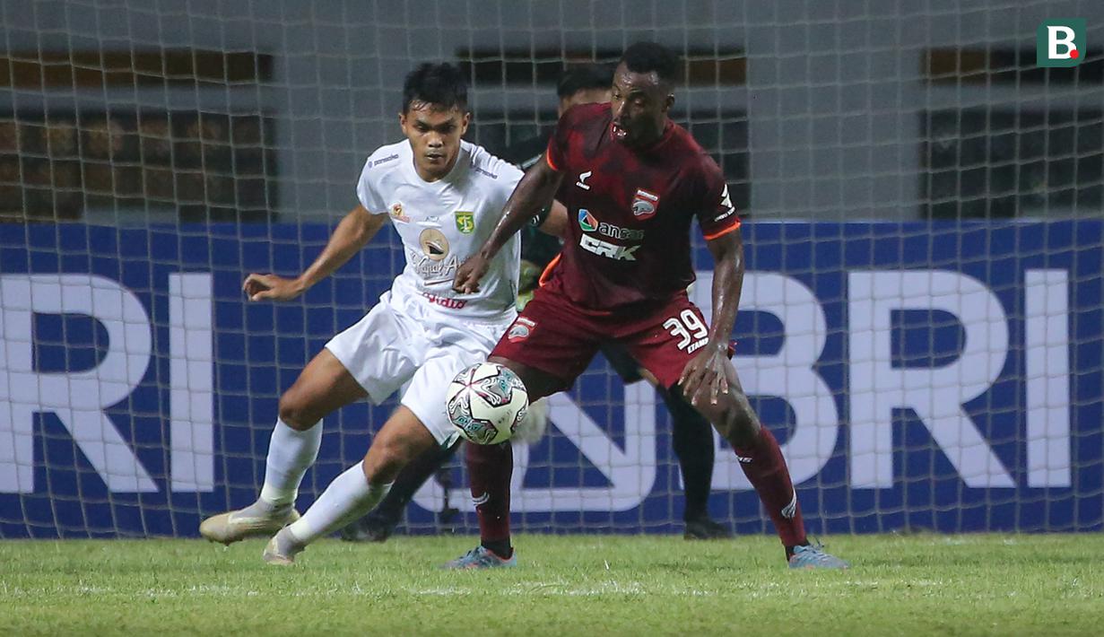 Rachmat Irianto. Gelandang berusia 22 tahun yang telah 5 musim membela Persebaya ini telah resmi direkrut oleh Persib Bandung pada 6 April 2022. Jika ketiga rekannya terganjal masalah ketidakcocokan kontrak baru, ia justru meninggalkan Persebaya akibat masalah keluarga. (Bola.com/Bagaskara Lazuardi)