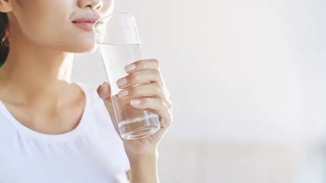 Mengonsumsi Air Putih