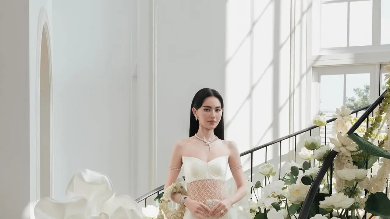 Potret Davika Hoorne Tampil Anggun dalam Gaun Adat Thailand Berhiaskan Koleksi BVLGARI Serpenti di Upacara Adat