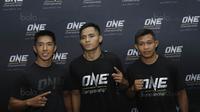 Petarung Indonesia, Stefer Rahardian foto bersama usai latihan terbuka jelang laga One Championship di Senayan, Jakarta, Kamis (14/07/2017). Pertarungan tersebut akan berlangsung di JCC, Jakarta, Sabtu (16/9/2017). (Bola.com/M Iqbal Ichsan)