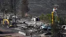 Suasana jalanan kota yang hangus akibat kebakaran hutan di Boston Flats, British Columbia, Kanada, (9/7). Musibah ini juga merusak peralatan listrik regional. Darryl Dyck/The Canadian Press via AP)