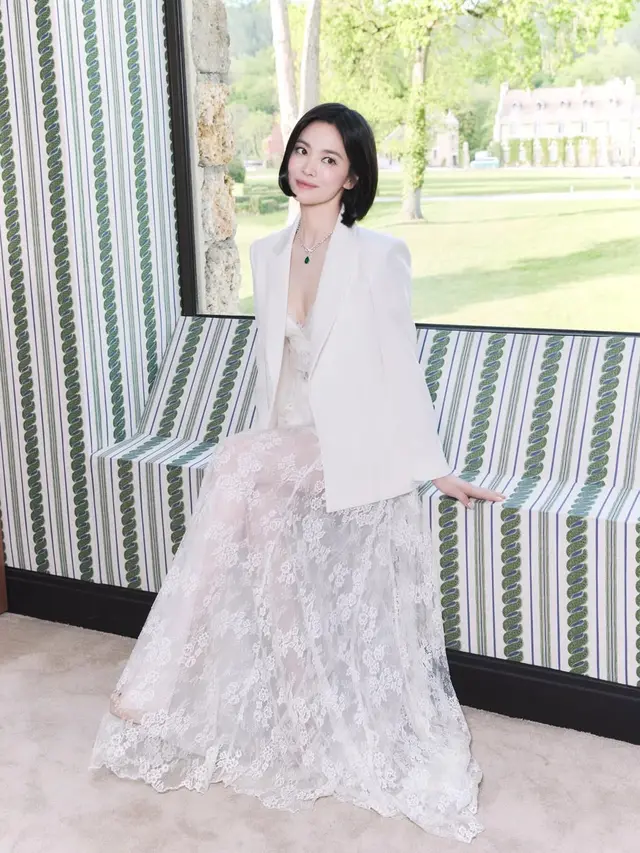 Pesona Bridal Look Song Hye Kyo, Lace Dress Feminin Dipadu Blazer Putih yang Effortlessly Chic