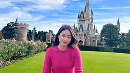 Tampil dengan sweater pink, penampilan dari Natasha Wilona ini pun kian memesona. Aktris yang sebentar lagi akan berusia 24 tahun ini sosoknya memang tidak pernah luput dari pujian saat tampil dengan berbagai gaya kasualnya yang selalu tampil keren. (Liputan6.com/IG/@natashawilona12)
