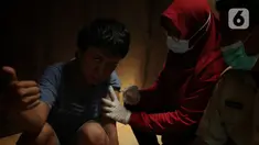 Petugas Puskesmas Gembor melakukan vaksinasi Covid-19 kepada anak berkebutuhan khusus dengan mendatangi langsung dari rumah kerumah di kecamatan Priuk, Kota Tangerang, Selasa (8/6/2021). Vaksinasi diberikan untuk memberikan kekebalan tubuh agar terhindar dari Covid-19. (Liputan6.com/Angga Yuniar)