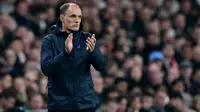 Pelatih kepala Timnas Inggris asal Jerman, Thomas Tuchel, mengamati para pemain dari pinggir lapangan selama pertandingan persahabatan antara Inggris dan Wales di Stadion Wembley, London, pada 9 Oktober 2025. (Ben STANSALL/AFP)