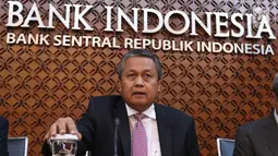 Gubernur BI Perry Wardjio saat jumpa pers hasil Rapat Dewan Gubernur BI di Jakarta, Kamis (27/9). RDG BI memutuskan suku bunga Deposit Facility 25 bps menjadi 5,00%, dan suku bunga Lending Facility sebesar 25 bps menjadi 6,50%. (Liputan6.com/Angga Yuniar)