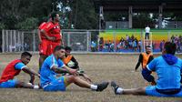 Bek Arema, Arthur Cunha, berdiskusi seusai latihan. (Bola.com/Iwan Setiawan)