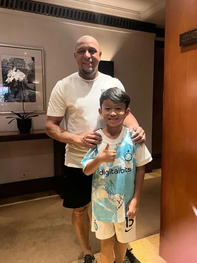 Potret Miro bersama Roberto Carlos, idolanya Miro (Sumber: Instagram/@miromaterazzi)