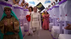Narapidana wanita dengan beragam kostum tampil dalam acara Natal tahunan di Penjara Nelson Hungria, Rio de Janeiro, Brasil, Kamis (13/12). Para narapidana menghabiskan waktu berminggu-minggu untuk membuat dekorasi Natal. (AP Photo/Silvia Izquierdo)