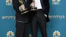 Sutradara Hwang Dong-hyuk berpose dengan Lee Jung-jae pemenang Emmy untuk aktor utama terbaik Terbaik dalam serial “Squid Game” di ajang Emmy Awards ke-74 di Microsoft Theater, Los Angeles, Amerika (11/9/2022). (AP Photo/Jae C. Hong)