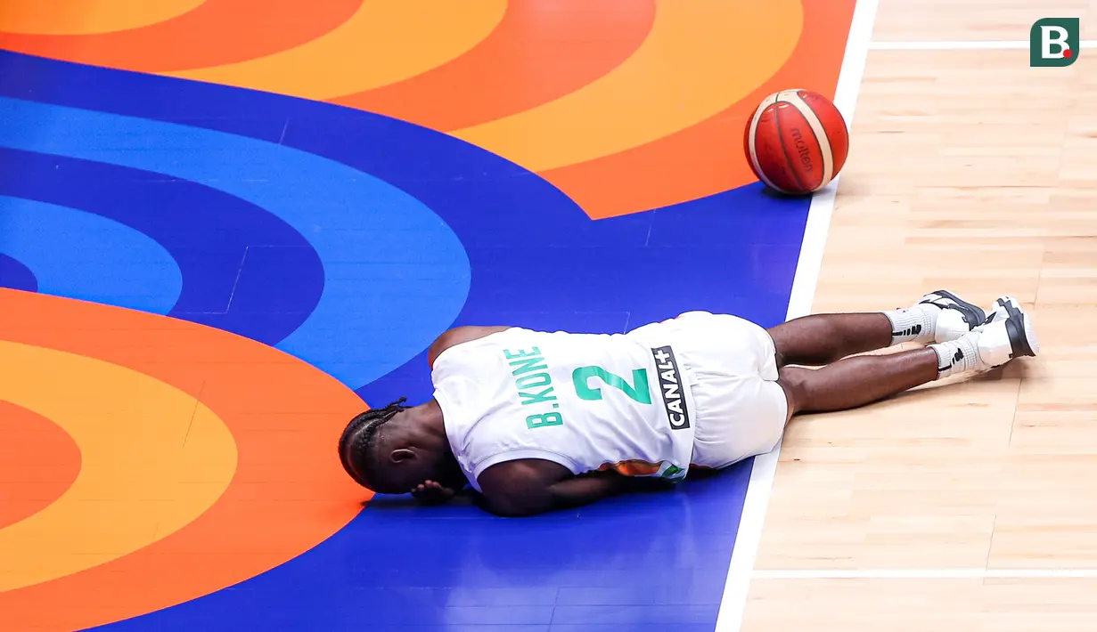 Reaksi pebasket Pantai Gading, Bazoumana Kone saat terjatuh setelah berebut bola dengan pebasket Brasil pada laga ketiga Grup G Piala Dunia FIBA 2023 di Indonesia Arena, Senayan, Jakarta, Rabu (30/08/2023). Brasil menang dengan skor 89-77. (Bola.com/Bagaskara Lazuardi)
