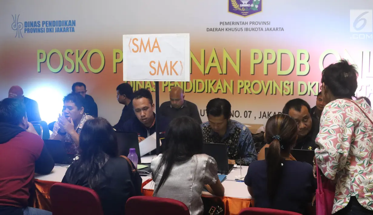 Orang tua murid tingkat SMA/SMK mengantre di Posko Pelayanan Peneriman Peserta Didik Baru (PPDB) Online tahun ajaran 2018 di SMKN 1 Budi Utomo, Jakarta, Kamis (28/6). Pendaftaran PPDB online tingkat SMA/SMK berakhir hari ini. (Liputan6.com/Arya Manggala)