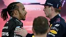 Verstappen dan Hamilton start di posisi pertama dan kedua. Persaingan keduanya langsung sengit selepas start. Keduanya sempat bersenggolan di tikungan ke-7, namun pemimpin balapan memutuskan tidak melakukan investigasi dan Lewis Hamilton memimpin balapan sangat dominan. (AFP/Andrej Isakovic)