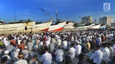 Umat muslim melaksanakan salat Idul Fitri di kawasan Pelabuhan Sunda Kelapa, Jakarta, Rabu (5/6/2019). Umat muslim seluruh Indonesia merayakan Hari Raya Idul Fitri 1440 Hijriah setelah sebelumnya melaksanakan puasa Ramadan selama sebulan penuh. (merdeka.com/Arie Basuki)