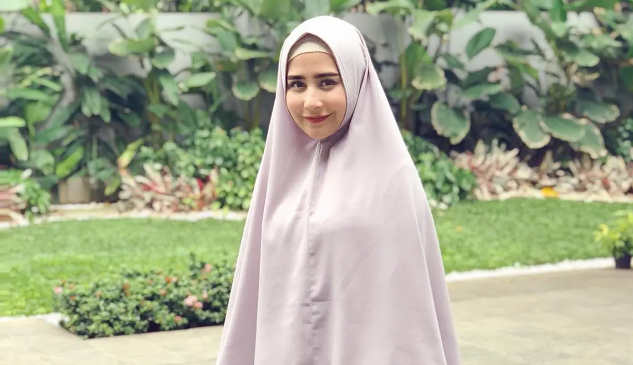 Prilly Latuconsina dalam balutan hijab besar pada saat kehadirannya di sebuah kajian. (Liputan6.com/Instagram/@prillylatuconsina96)