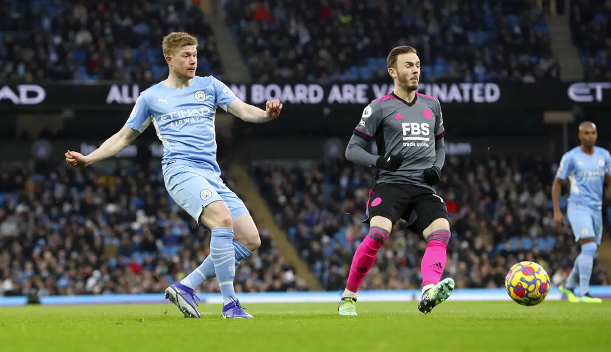 Pemain Manchester City Kevin De Bruyne (kiri) mencetak gol ke gawang Leicester City pada pertandingan sepak bola Liga Inggris di Etihad Stadium, Manchester, Inggris, Minggu (26/12/2021). Manchester City menang 6-3. (AP Photo/Scott Heppell)