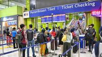 Suasana pemeriksaan tiket kereta api di Stasiun Gambir Jakarta Pusat. (Dok Kementerian Perhubungan)