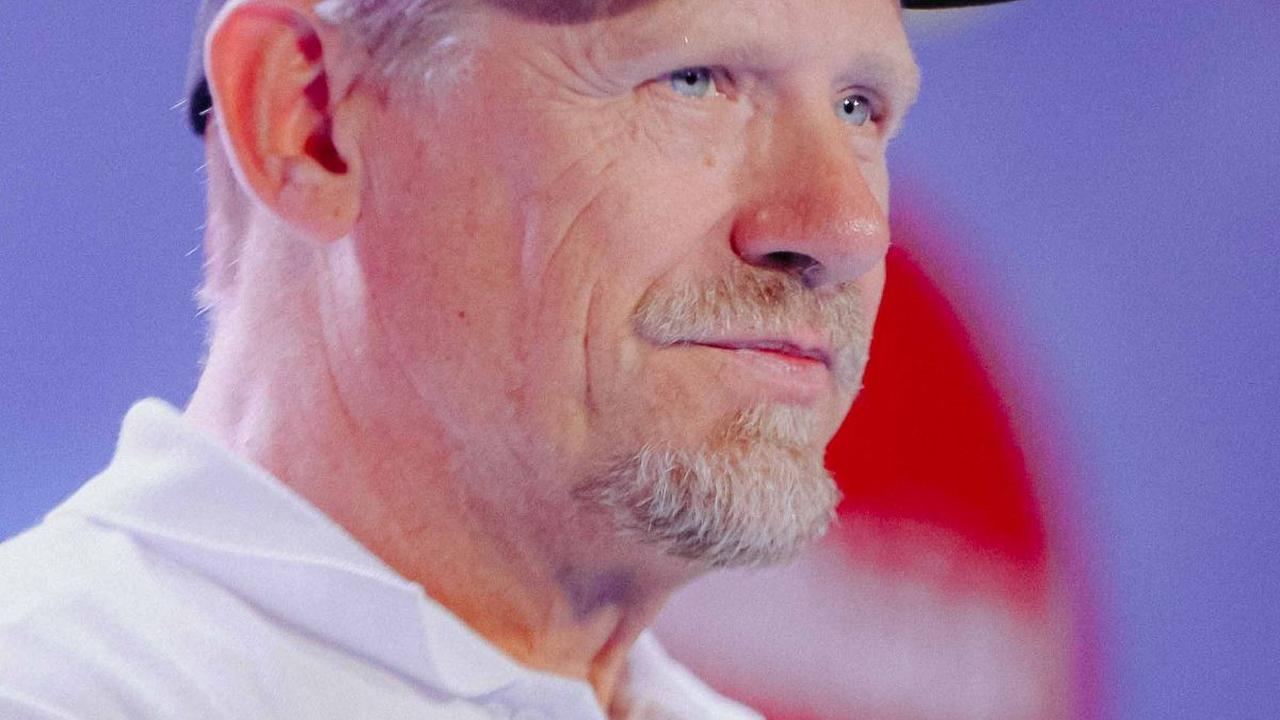Vidio Premier League Festival edisi perdana yang digelar di Cilandak Town Square ini berlangsung meriah karena dihadiri Kiper legendaris Manchester United (MU) Peter Schmeichel.