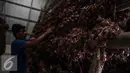 Bawang merah saat dikeringkan di Gudang Bulog, Jakarta, Senin (16/5). Sebanyak 23.000 ton bawang merah disiapkan Kementerian Pertanian menjelang bulan puasa dan lebaran. (Liputan6.com/Faizal Fanani)