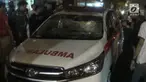 Diduga mabuk, dua perempuan pengemudi sebuah mobil bertabrakan dengan mobil ambulan.