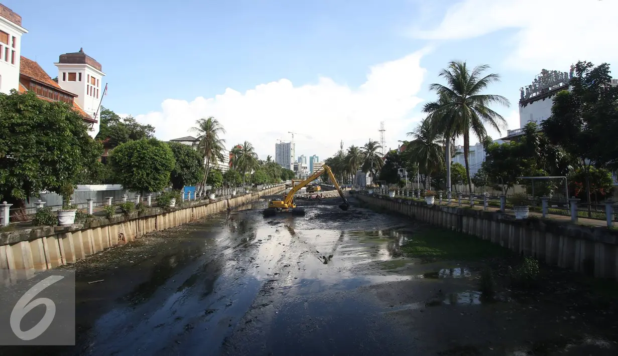 Suasana Kali Besar yang dipenuhi lumpur yang mengendap di Kota Tua, Jakarta, Kamis (29/9). Pengerukan dilakukan untuk mencegah pendangkalan yang menjadi salah satu penyebab banjir di Ibu Kota. (Liputan6.com/Immanuel Antonius)