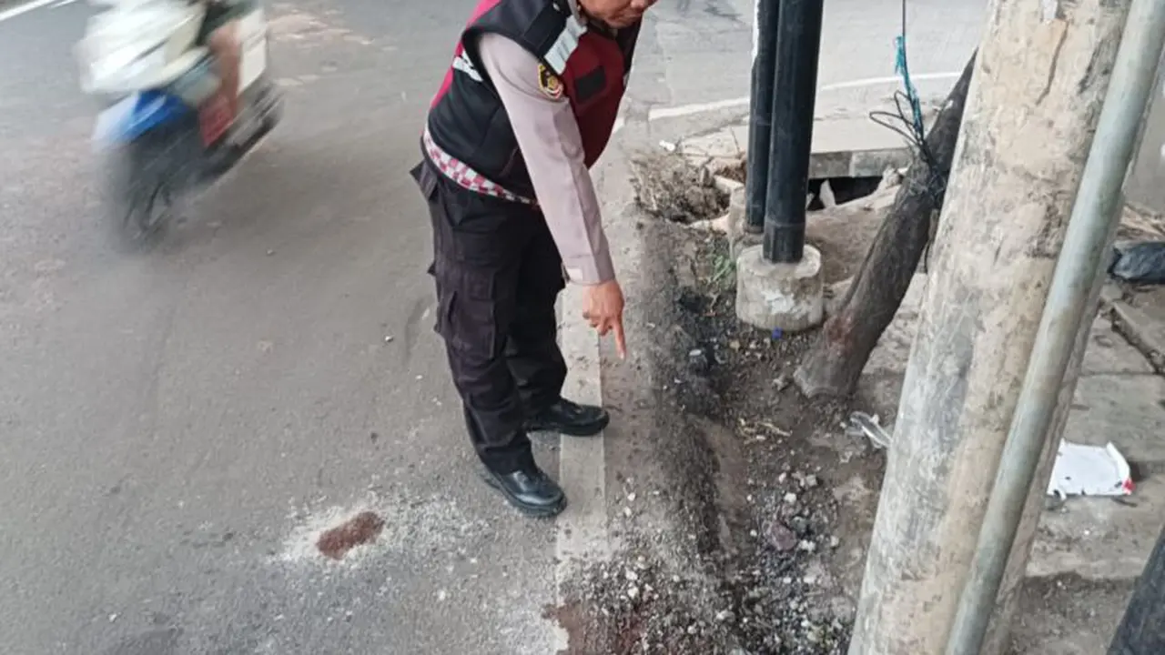 Tempat kejadian perkara (TKP) pengendara sepeda motor hingga tewas di Jalan Ciledug Raya, Pesanggrahan, Jakarta Selatan, Minggu (21/12/2025). (Istimewa)