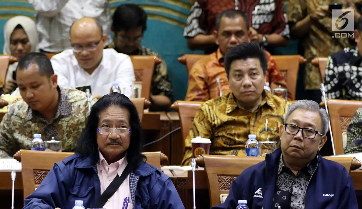 Dirut PT. Indofood Franciscus Welirang (kiri) dan beberapa pengusaha lainnya saat mengikuti RDP antara Panja Limbah dan Lingkungan Komisioner VII dengan Dirjen Minerba di Kompleks Parlemen MPR/DPR-DPD, Jakarta, Rabu (6/3). (Liputan6.com/Johan Tallo)