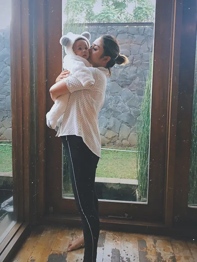 Momen Manis Selvi Kitty Asuh Anak (sumber: instagram/@selvikitty)