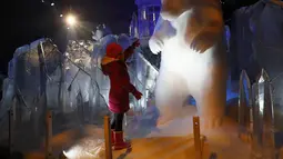 Seorang anak menunjuk patung es berbentuk beruang di kerajaan es Hyde Park Winter Wonderlands Magical Ice, London, Kamis (17/11). Hyde Park Winter Wonderlands Magical Ice menampilkan berbagai keunikan patung dari es. (Reuters/stefan wermuth)