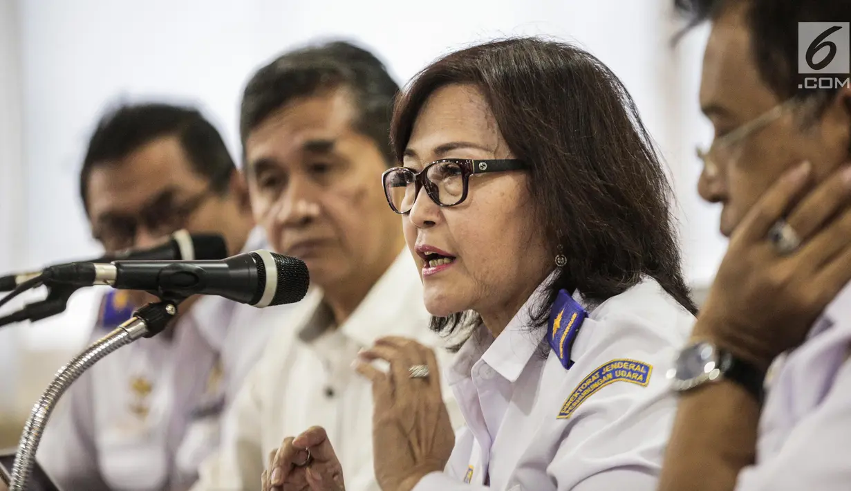 Dirjen Perhubungan Udara Polana B Pramesti memberikan keterangan terkait harga tiket pesawat di Gedung Kemenhub, Jakarta, Kamis (16/5/2019). Maskapai penerbangan nasional wajib menurunkan harga tiket pesawat rute domestiknya paling lambat pada 18 Mei 2019 pukul 00.01 WIB. (Liputan6.com/FaizalFanani)