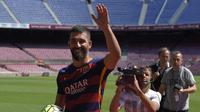 Arda Turan saat diperkenalkan Barcelona kepada fans (LLUIS GENE / AFP)