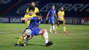 Pemain PSIS Semarang, Brian Federico Ferreira (kanan) berebut bola dengan pemain Barito Putera, M. Luthfi Kamal dalam laga pekan ke-8 BRI Liga 1 2021/2022 di Stadion Sultan Agung, Bantul, Rabu (20/10/2021). (Bola.com/Bagaskara Lazuardi)