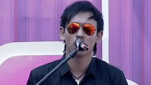 Dadali  membawakan lagu Disaat Aku Tersakiti dalam acara inBox SCTV (13/08/2014)
