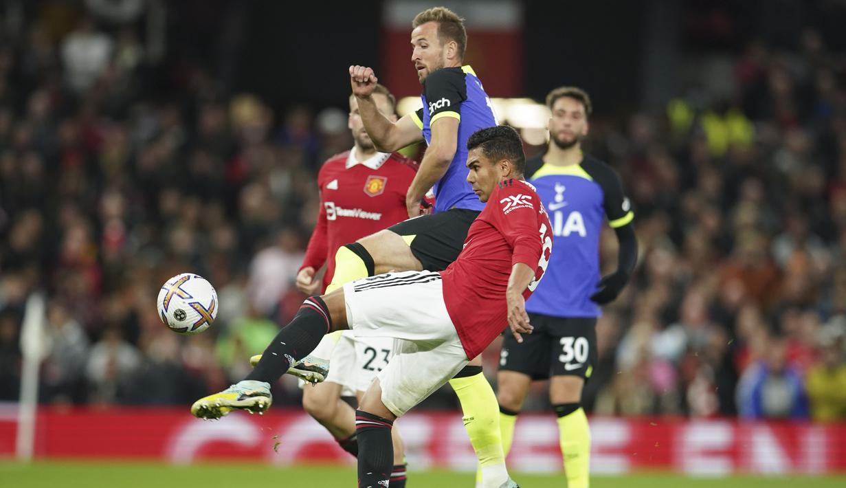 Gol Fred ini membuat mentalitas skuad Manchester United semakin meningkat.Casemiro cs pun konsisten meneror pertahanan Spurs di awal babak kedua. (AP/Dave Thompson)