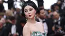 Fan juga mengenakan anting dan cincin zamrud. (Photo by Vianney Le Caer/Invision/AP)