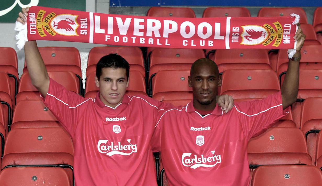 Nicolas Anelka. Striker berkebangsaan Prancis ini didatangkan Liverpool sebagai pemain pinjaman dari PSG pada tengah musim 2001/2002. Hingga akhir musim ia tampil dalam 22 laga dengan mencetak 22 gol dan menyumbang 2 assist. (AFP/Paul Barker)