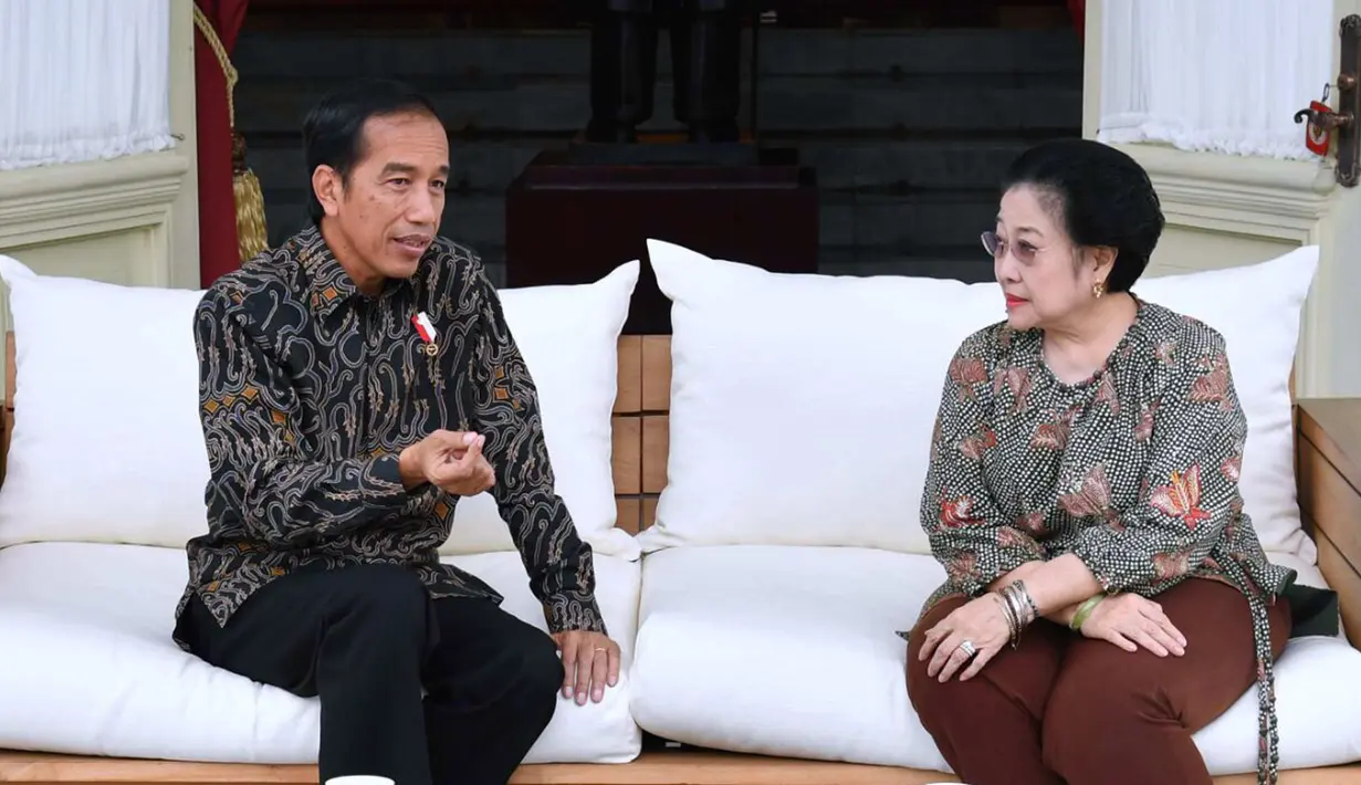 Presiden Joko Widodo (Jokowi) berbincang dengan Megawati Soekarnoputri di teras belakang Istana Merdeka, Jakarta, Senin (21/11). Pertemuan tersebut membahas kondisi politik nasional, ekonomi dan pilkada. (Biropres Kepresidenan/Laily)